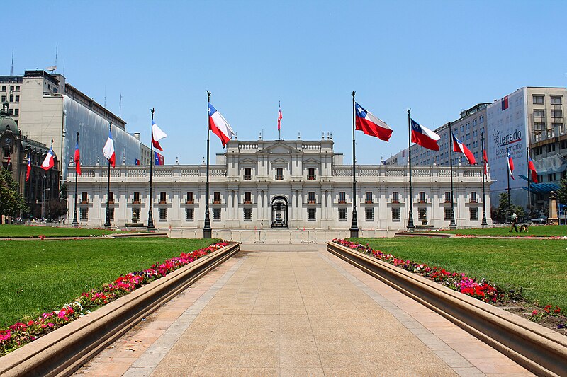 Santiago do Chile com Cordilheira dos Andes e Palacio de La Moneda